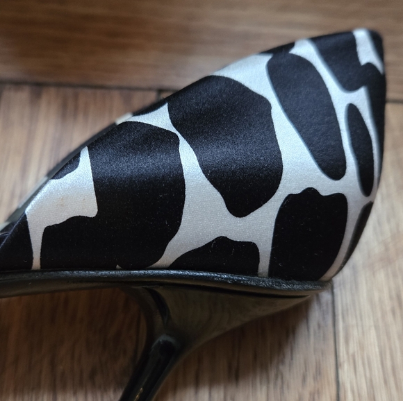 Pristine Gucci Swarovski Crystal Black & White Satin Animal print Pump main image 14